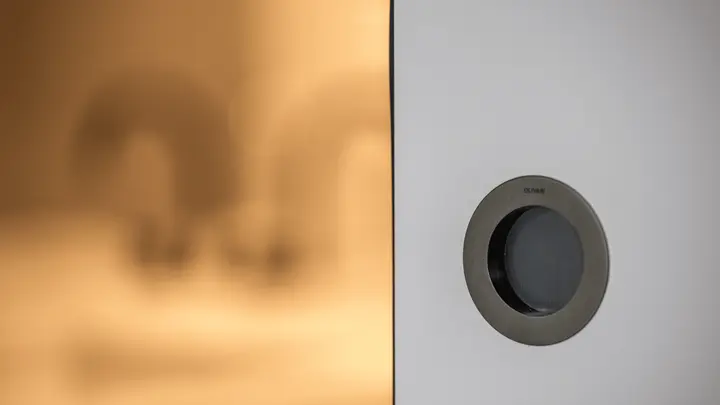 Detail einer Tür mit runder Griffmulde in einem Architektenobjekt