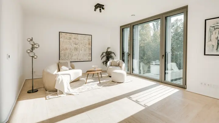Wohnbereich mit Stehleuchte, Sesseln und Wandbild vor der Glasfront
