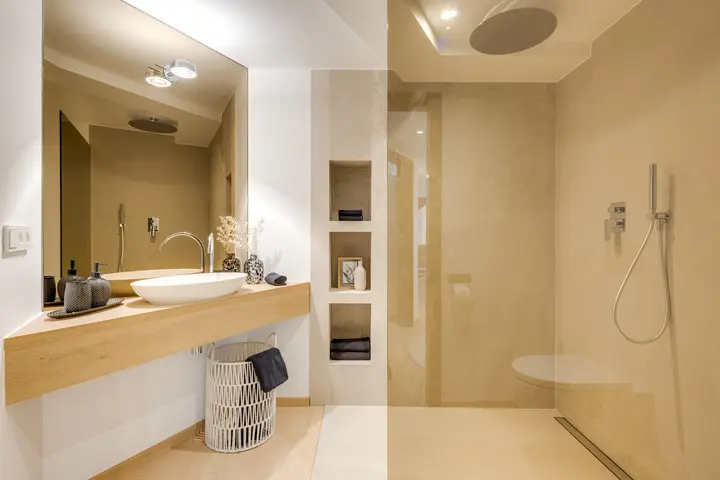 Bad mit Waschtisch aus Holz und bodengleicher Dusche