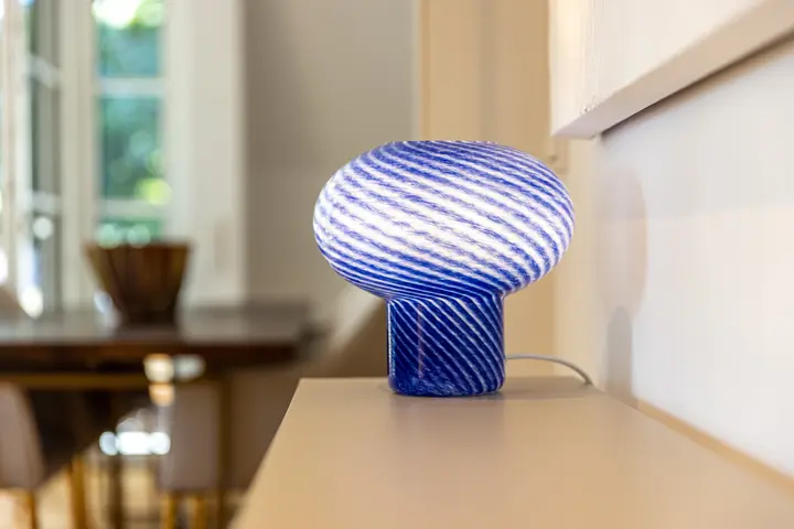 Blaue Glasleuchte als Dekoration in der Musterwohnung