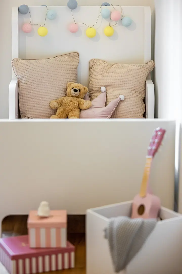 Kinderzimmer mit Kissen, Plüschtier und Dekoration