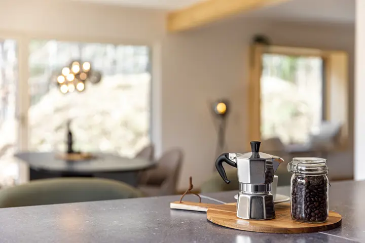 Espressokanne und Kaffeeglas auf der Kücheninsel