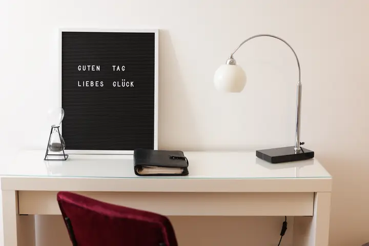 Schreibtisch mit Leuchte und Letterboard