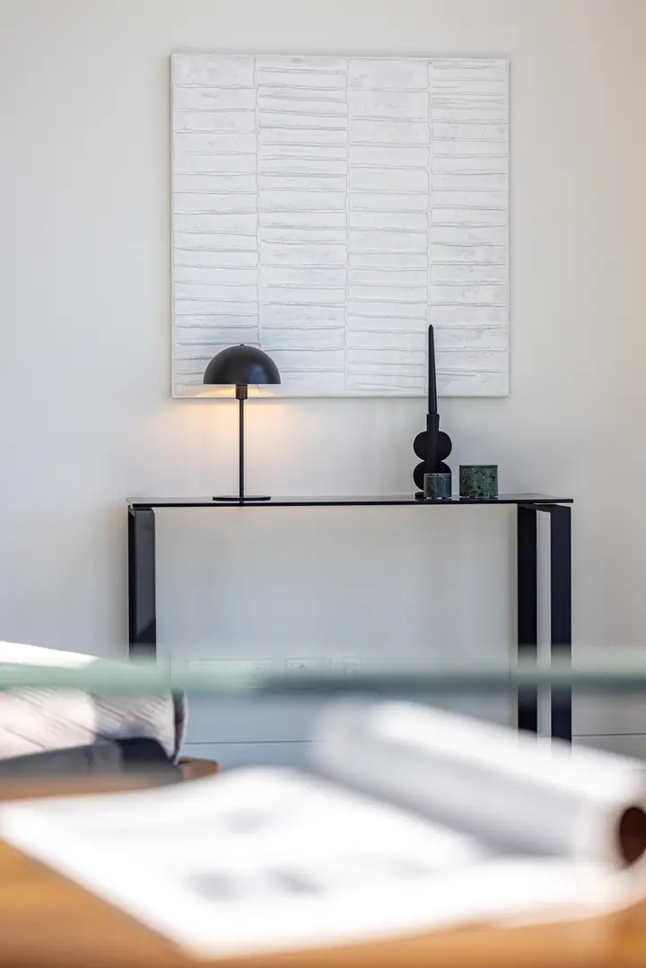 Konsole mit Leuchte und Wandbild