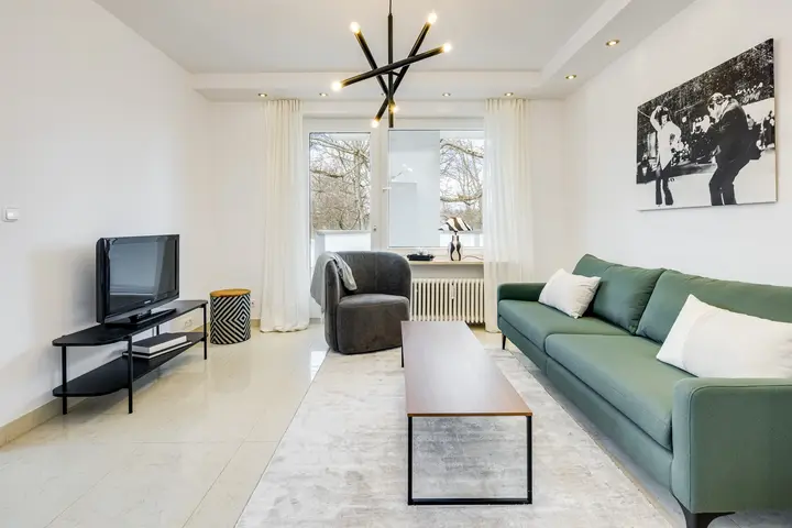 Wohnzimmer mit Sofa und Fernseher in einer Bestandswohnung