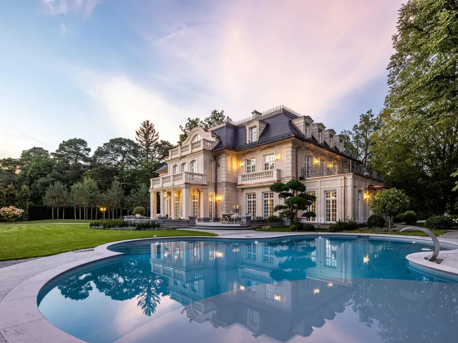 Villa mit Pool in der Abenddämmerung