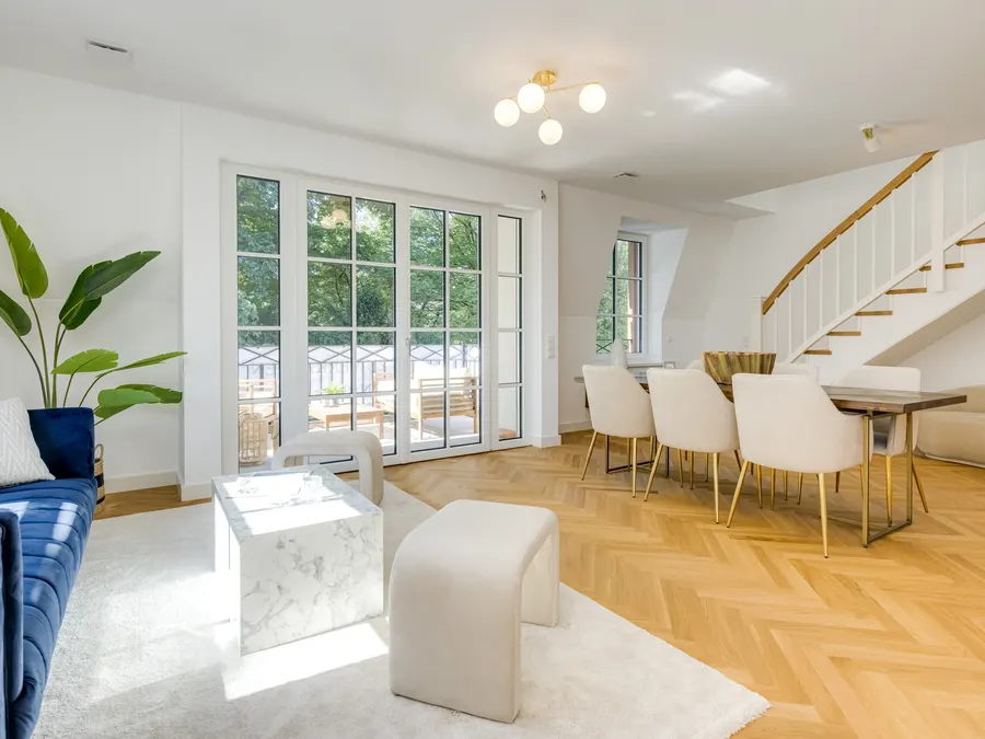 Wohn- und Essbereich mit Treppe in einer Neubauwohnung nach dem Home Staging