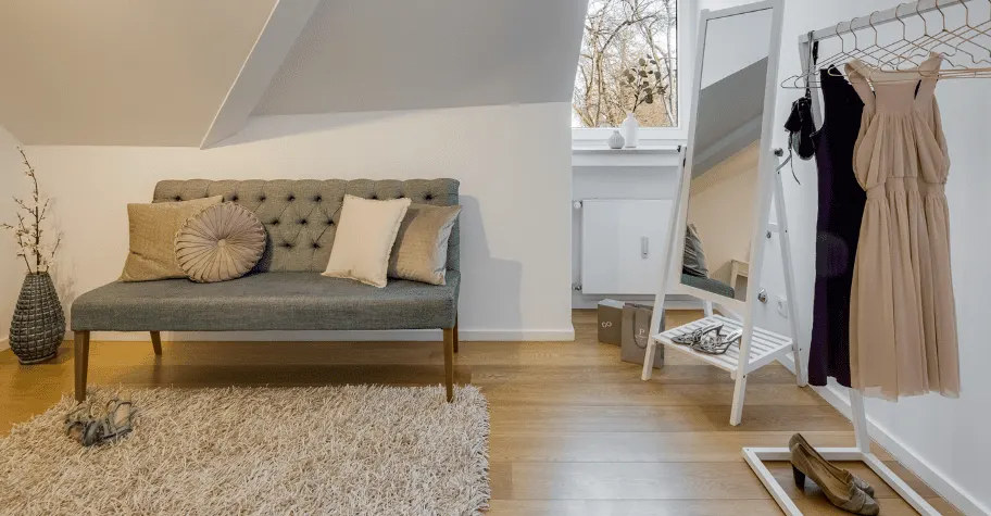 Ankleide nach dem Home Staging mit Sitzbank, Kleiderstange und Teppich