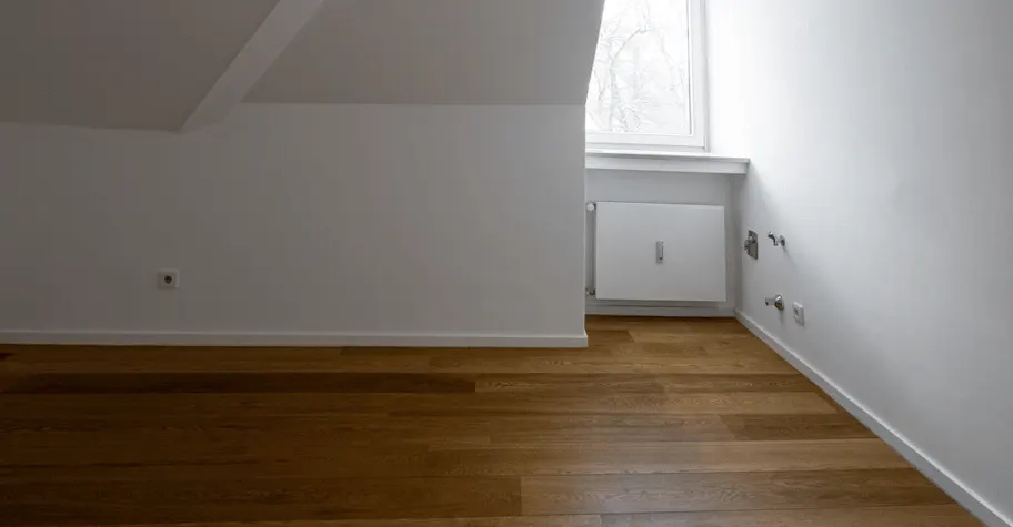 Leere Ankleide unter der Dachschräge vor dem Home Staging
