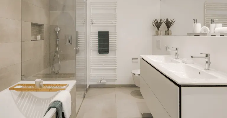 Bad nach dem Home Staging mit Handtüchern, Pflanzen und Dekoration