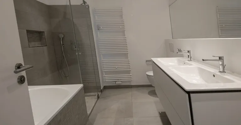 Leeres Bad mit Dusche vor dem Home Staging
