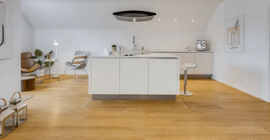 Offene Küche mit Kochinsel nach dem Home Staging mit Barhocker, Essplatz und Dekoration