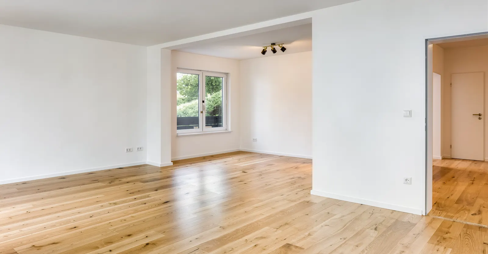 Leerer Wohnbereich mit Parkett vor dem Home Staging