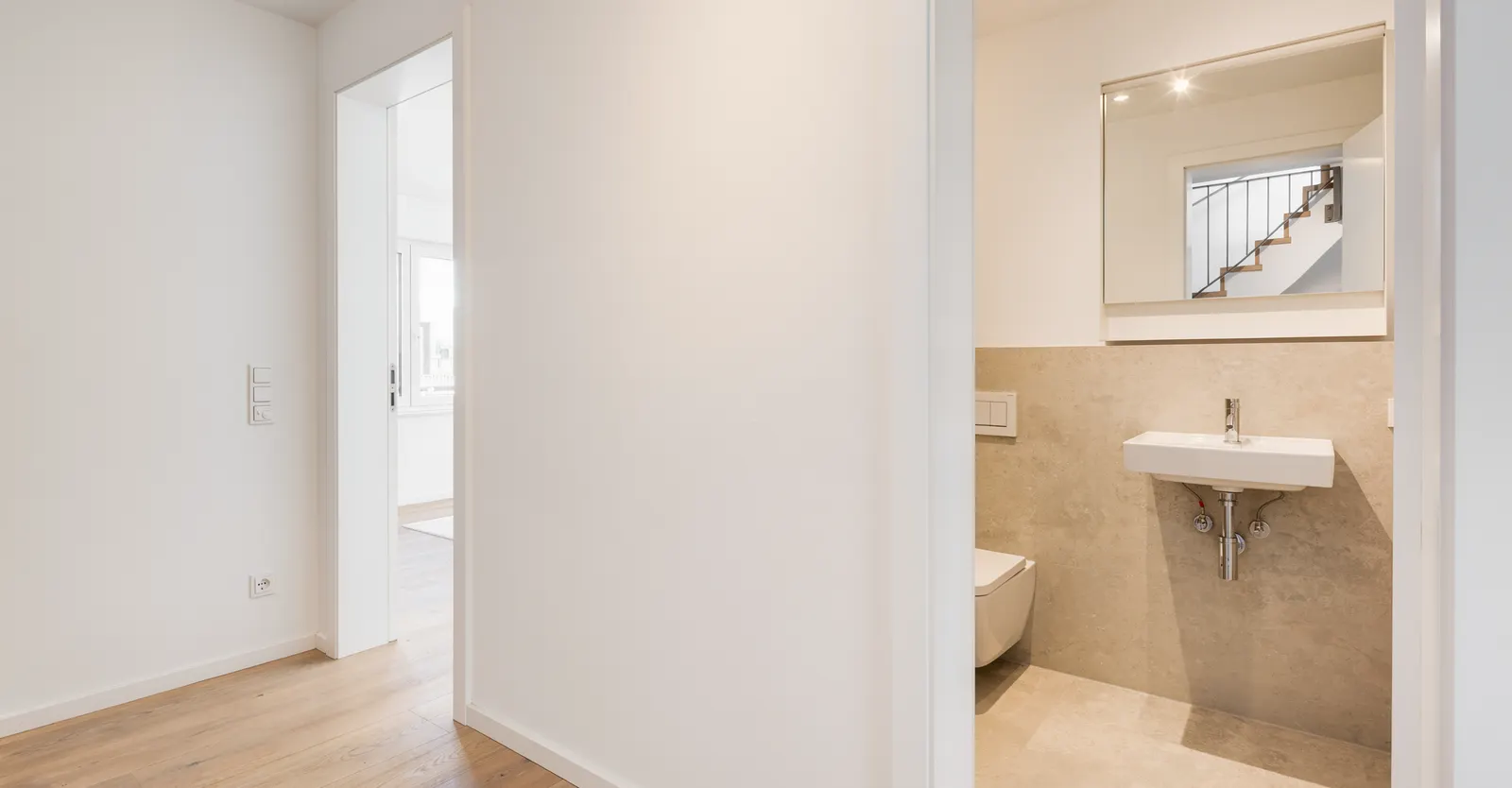 Leerer Flur mit Blick ins Gäste-WC vor dem Home Staging