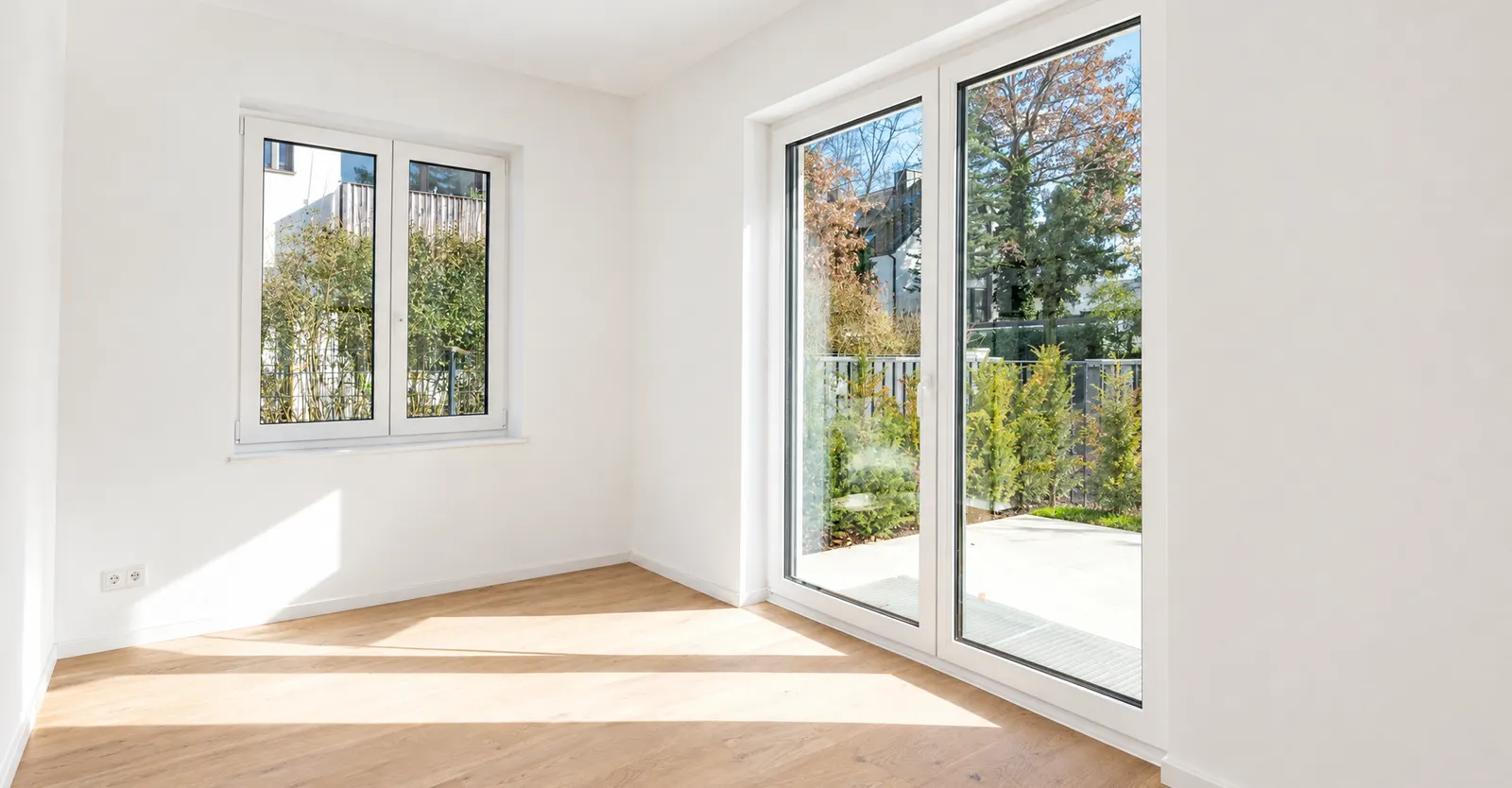 Leerer Wohnraum mit Terrassentür vor dem Home Staging