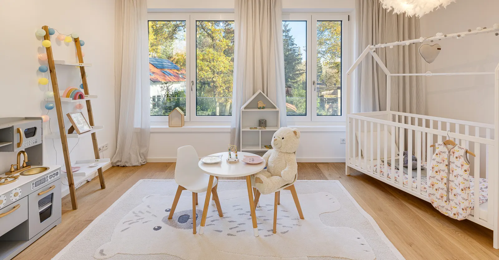 Kinderzimmer mit Hausbett, Spielküche und Kindertisch