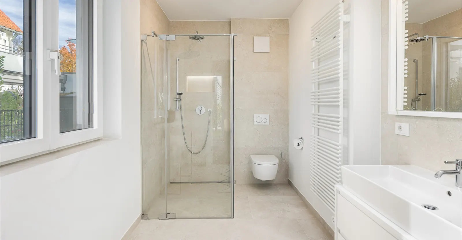 Bad mit Dusche ohne Dekoration vor dem Home Staging