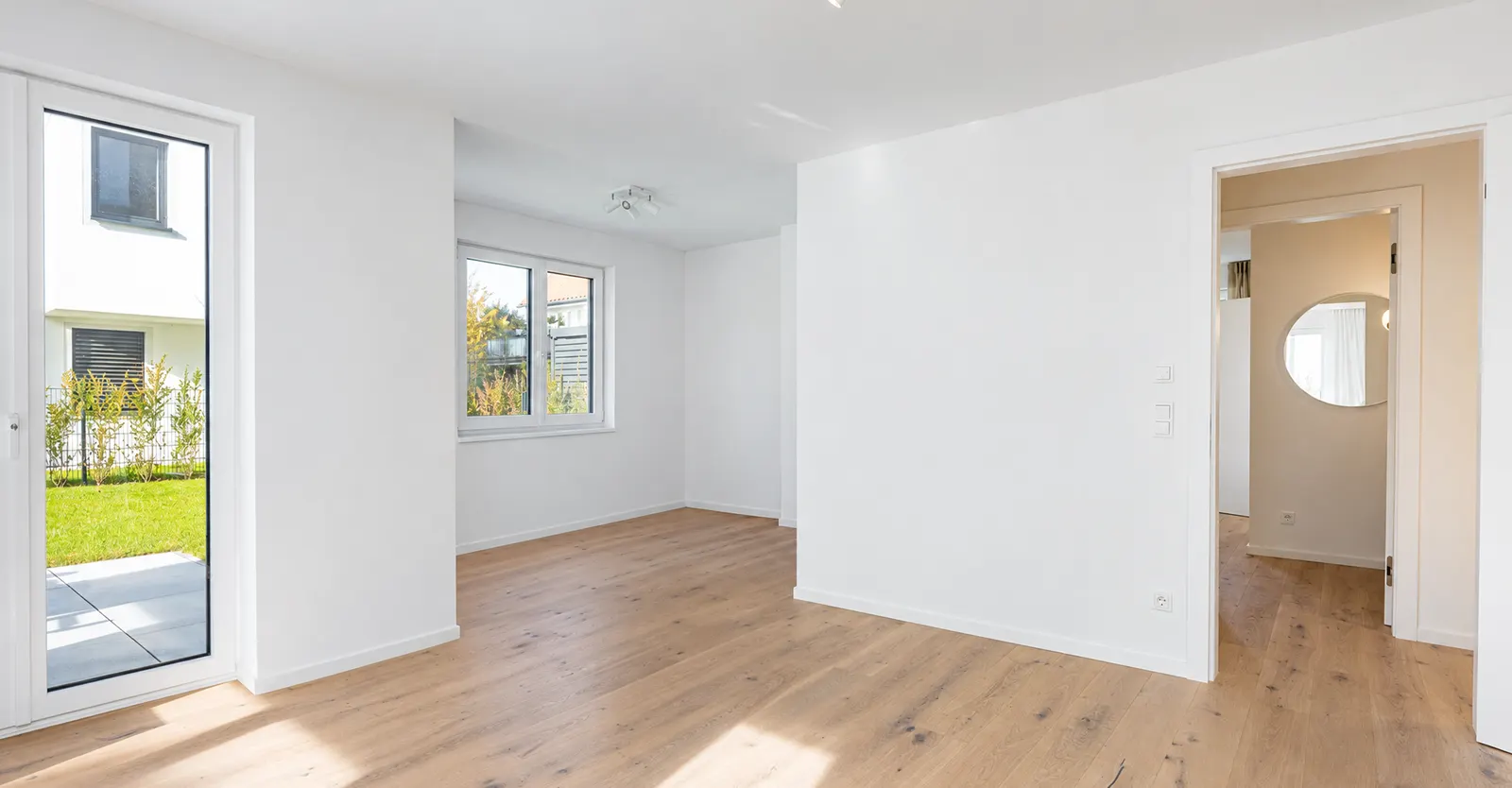 Leerer Raum mit Terrassentür und Parkett vor dem Home Staging
