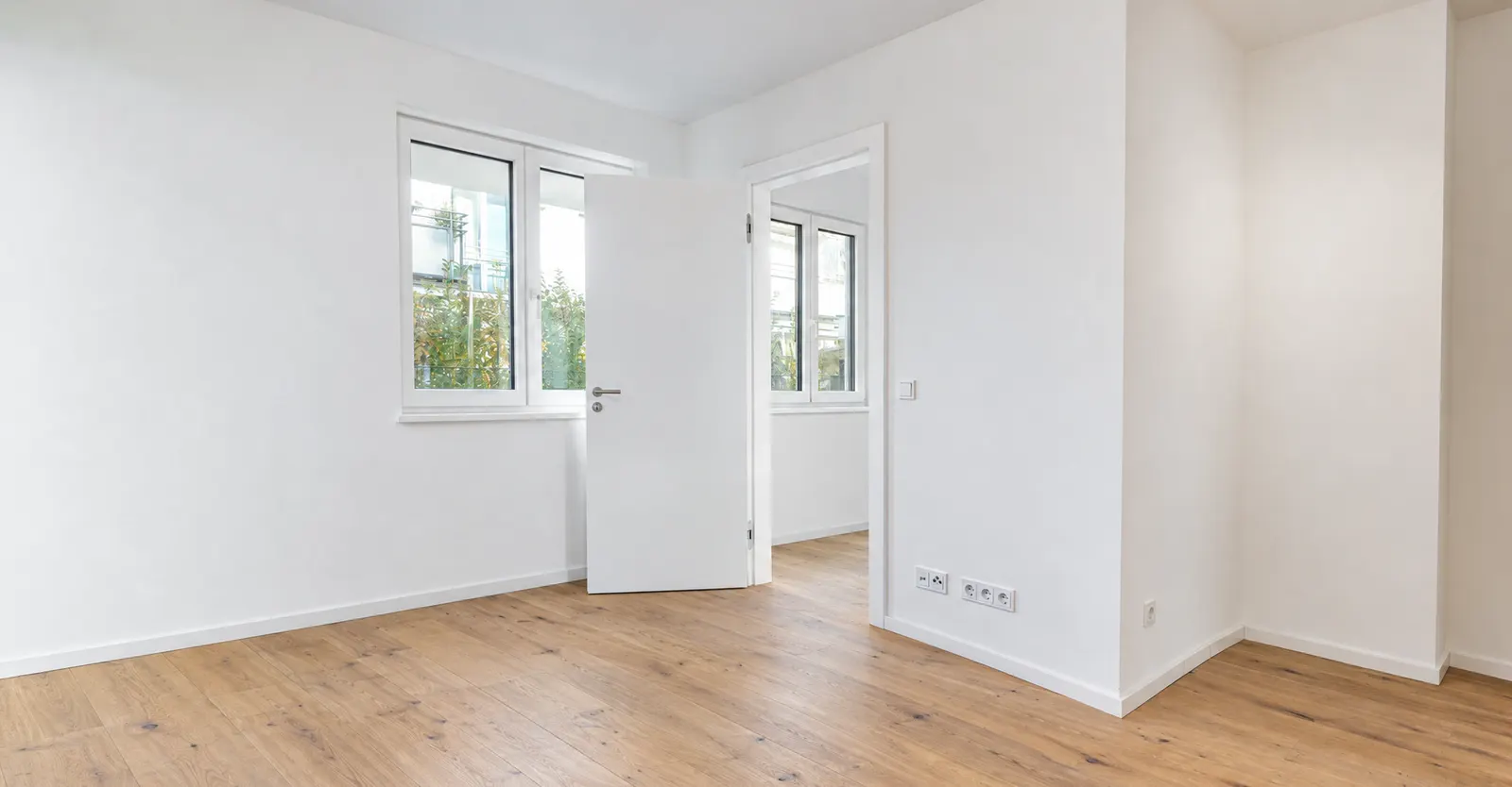 Leeres Schlafzimmer mit Holzboden vor dem Home Staging