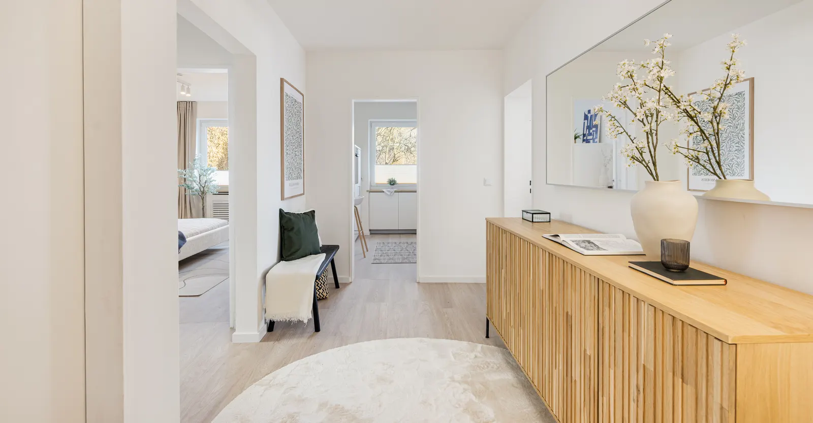 Flur mit Sideboard, Spiegel und Blumen nach dem Home Staging