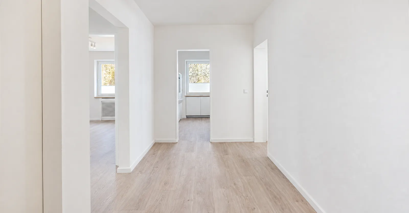 Leerer Flur mit Durchblick in die Räume vor dem Home Staging