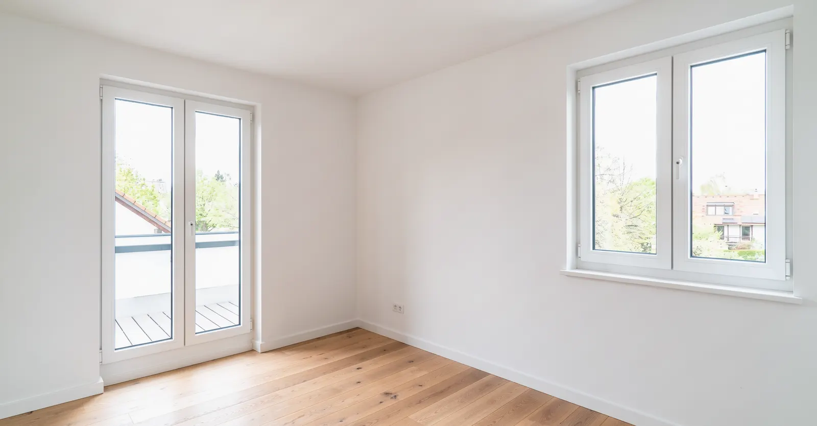 Leeres Zimmer mit Balkontür vor dem Home Staging