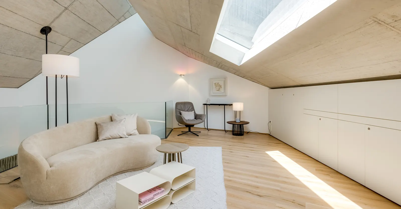 Galerie unter der Dachschräge mit Sofa, Teppich und Leseecke nach dem Home Staging