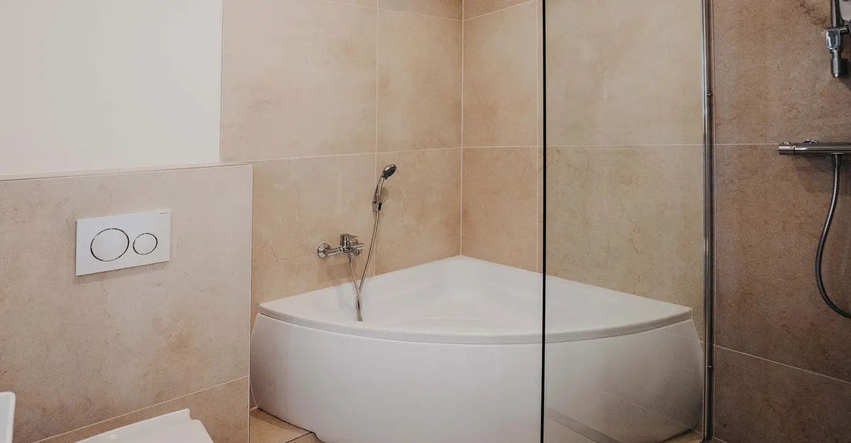 Bad mit Eckbadewanne vor dem Home Staging