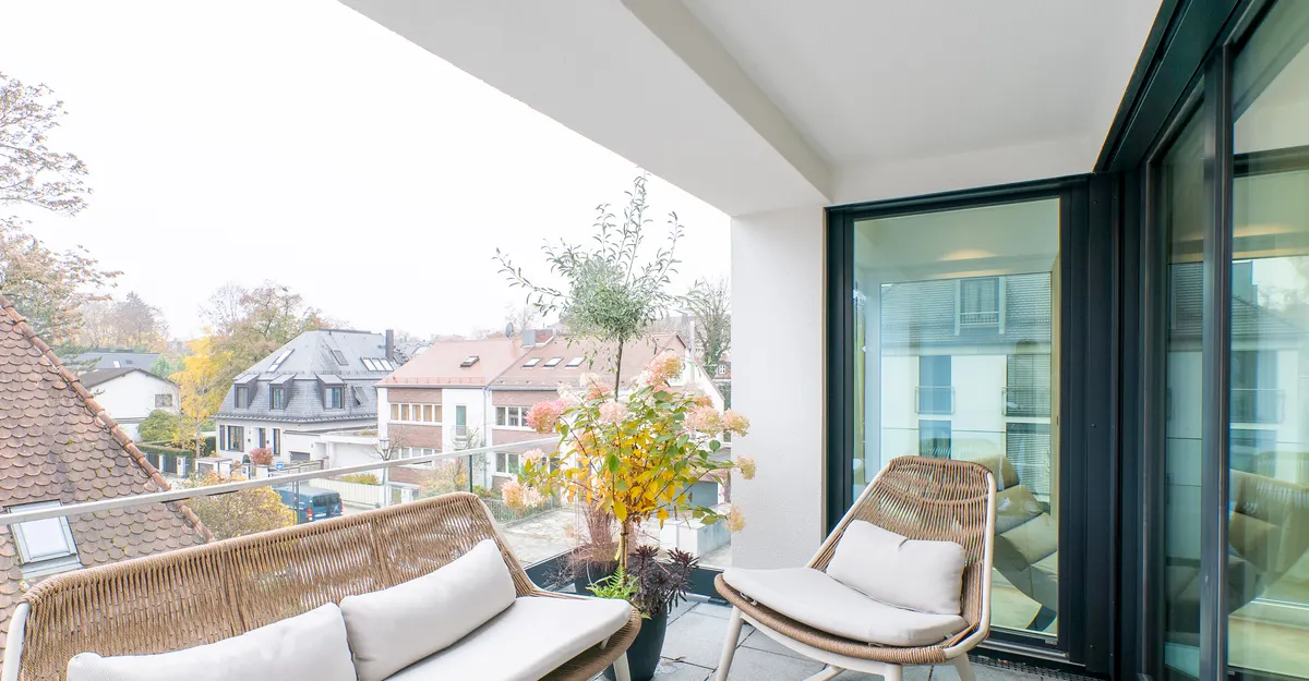 Balkon einer Neubauwohnung nach dem Home Staging mit Loungesofa und Sessel